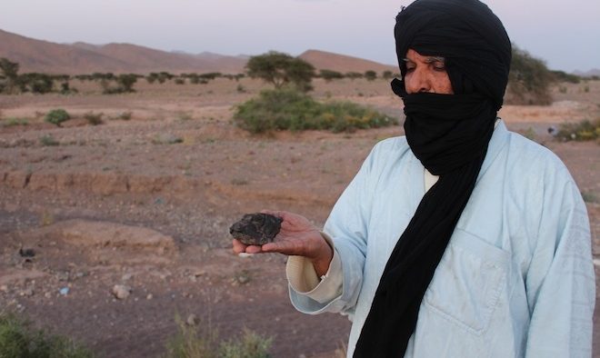 مغربي يصدر أول دليل عربي وافريقي مفصل للنيازك