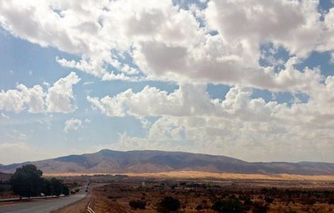 طقس يوم العيد.. كتل ضبابية وزوابع رملية في عدة مناطق بالمغرب