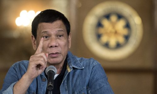 سابقة .. رئيس دولة يخير شعبه بين التلقيح أو السجن