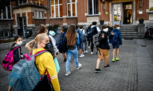 دولة تحظر استعمال الهواتف في المدارس