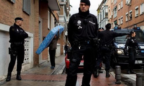 الشرطة الإسبانية تعتقل صيدلي يبيع اختبارات كورونا مزيفة لمسافرين مغاربة